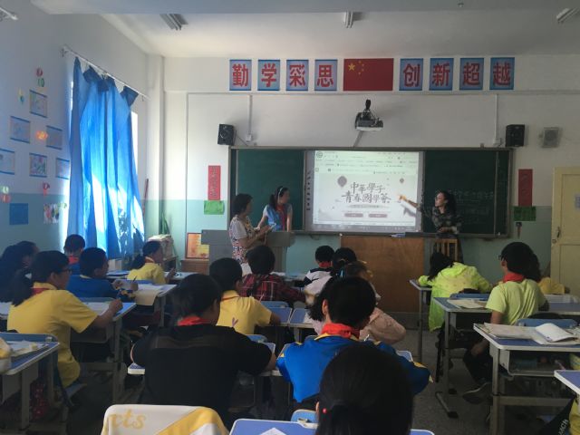 十二师五一中学少先大队组织“红领巾爱国学”活动