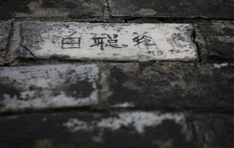 评论：根治“文物刻字”急需法律亮剑