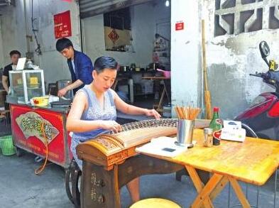 “锅盔女王”：打得了锅盔 弹得了古筝(组图)