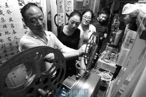 老人收藏几十万藏品堆满40多个房间 花光所有积蓄