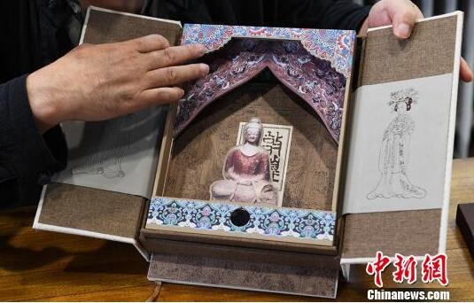 甘肃设计师制手工创意书 立体展现莫高窟佛窟景象