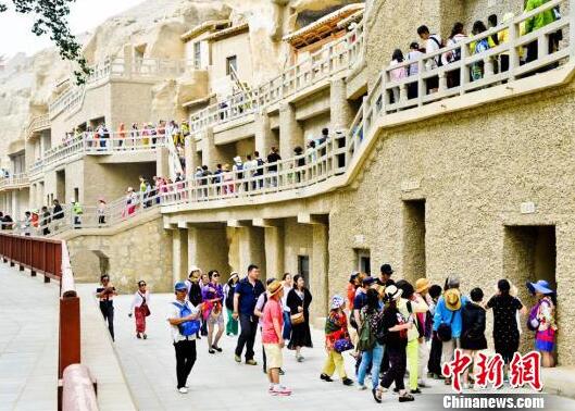游客爆满莫高窟不堪重负 敦煌研究院呼吁错峰参观