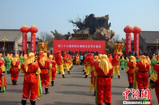 29日，素有“华人老家、天下故乡”之称的山西洪洞大槐树景区根雕大门前，锣鼓喧天。　任彦微 摄