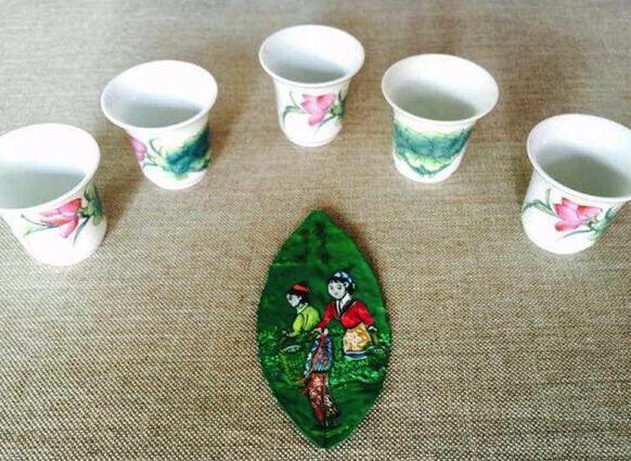 嘉兴老画家龙井茶叶上绘出“杭州24节气”
