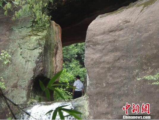 湖南永兴县发现明代凿山水利工程穿眼回