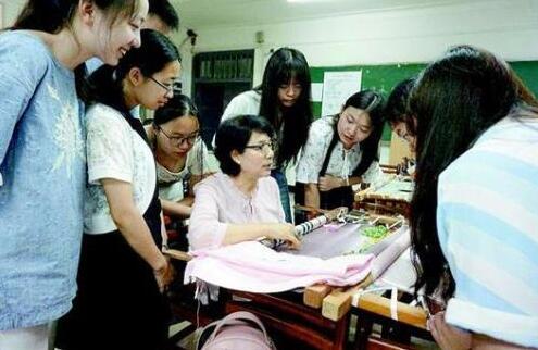 汉绣传承人高校开设公选课 学子放弃暑假学绣技