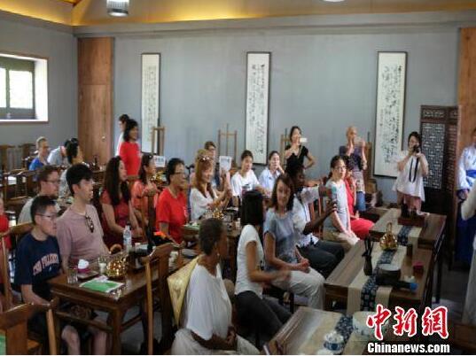 衢州孔庙迎来“洋学生”，身临其境体验儒学文化