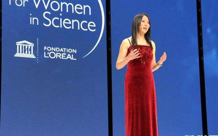 华人教授鲍哲南获“世界杰出女科学家奖”