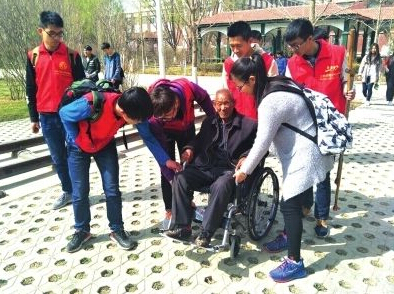 兰州交大：志愿者与失明老人22年不了情