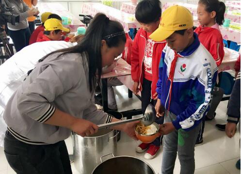 宁夏：山里娃娃的“盘中餐”不再“粗茶淡饭”