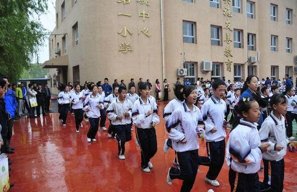 刘延东在全国学校体育工作座谈会上强调 推动学校体育工作再上新水平