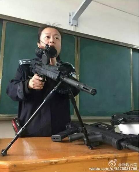 云南一女老师“扛枪”上课走红 霸气侧漏(图)