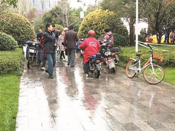 “樱花黄牛”用学生证件揽客：交10元进生活区