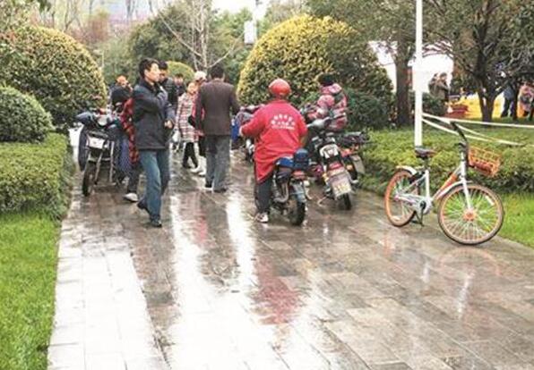 “樱花黄牛”用学生证件揽客：交10元进生活区