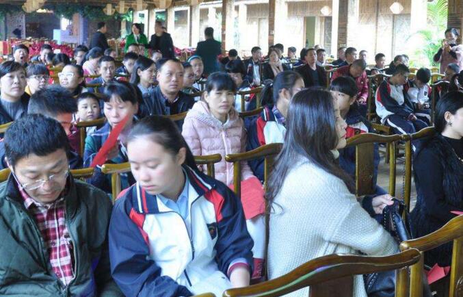 温州一小学拆迁 近500名学生将在铁皮工棚上学