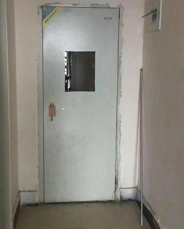 贵阳一中学在男生宿舍门上挖洞 校方：方便查寝