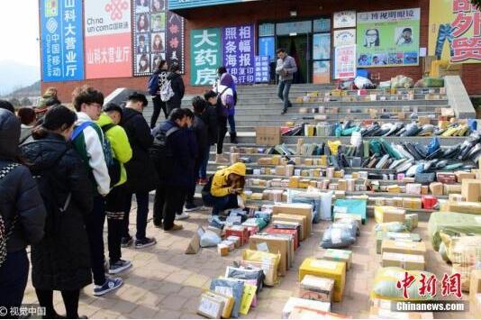 大学生做“快递小哥”引热议：出发点各不同