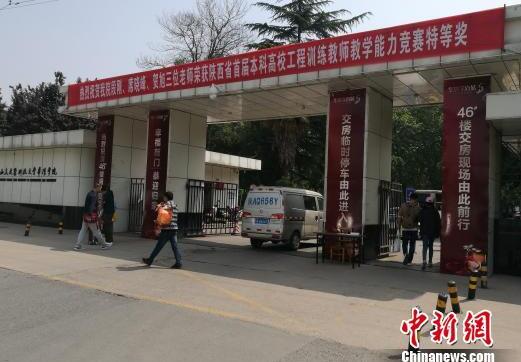 高校校门贴交房海报 校方：不是广告是指引牌