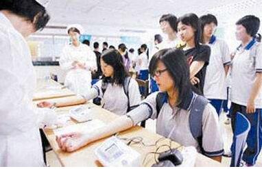 两初三女生称体检时遭摸胸 医生:学生说的怎能信