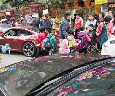 小学规定开家长会私家车不得进校：避免攀比