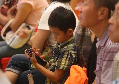 香港逾一成受访小学生日均上网时间超3小时