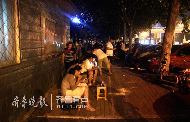 小学招生家长连夜排队 板凳连成长龙