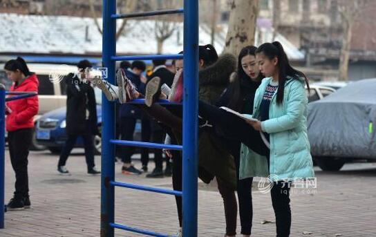 艺考即将来临 考生冒着寒风在停车场练声(图)