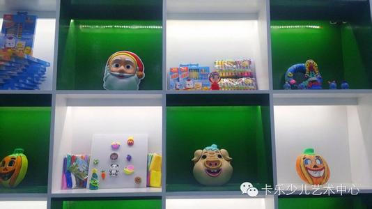中小学生展示艺术作品