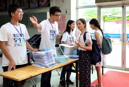 校长唱生日歌勉励学子 学长树标语脑洞大开
