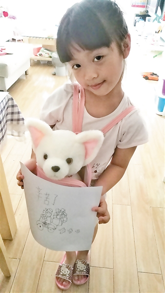 5岁小女孩第一次点外卖 亲手画画送外卖叔叔