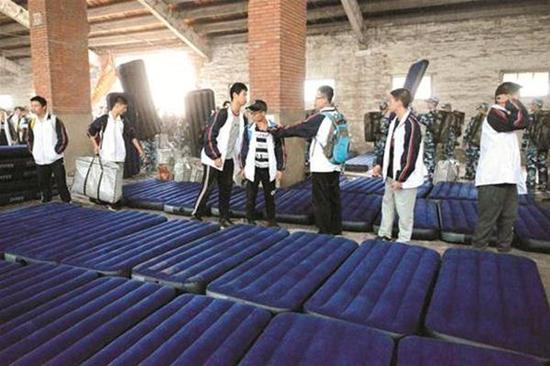 千名高中生上“吃苦课”：住仓库、洗冷水澡