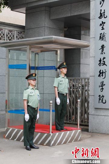 湖南一高校物业工作学生干 要毕业先过