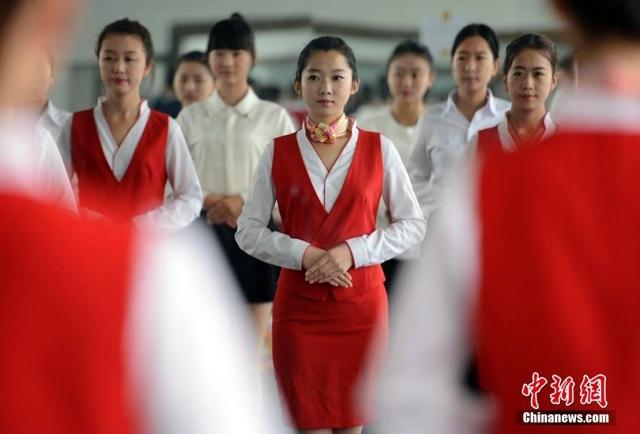 探秘高校95后“礼仪小姐”魔鬼式训练