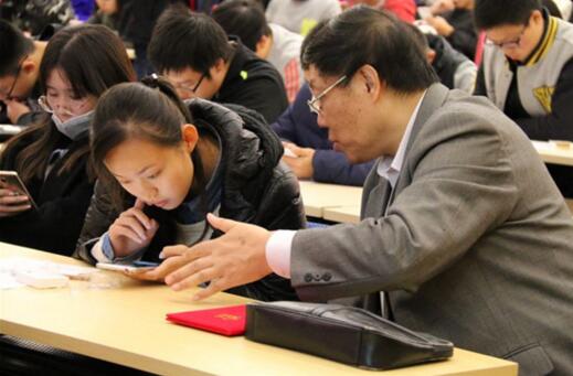 一堂桥牌课叩开大学生的“小时代”