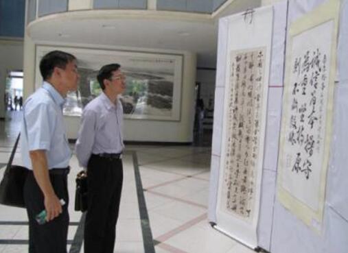湖北科技学院领导参观廉政书画展