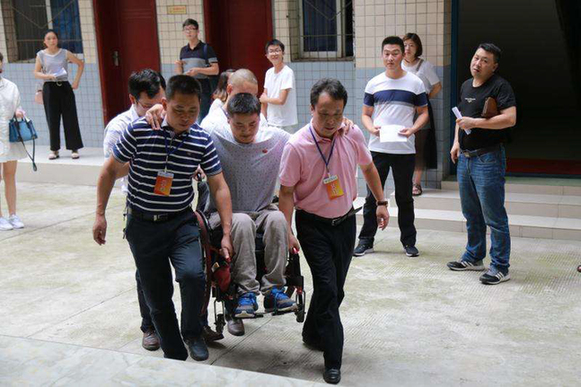 绵竹励志小伙曾残运会夺银 考大学被抬着进考场