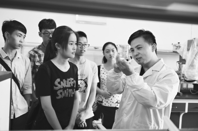 武汉：开学日纺大教授被新生预约一空