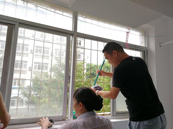 武汉一高校推“房东制”：教师为新生打扫寝室