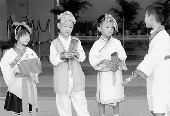 杭州一小学开学一整月没翻过课本：先培养团队意识