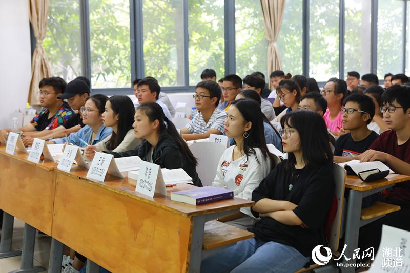 武汉市一高校课堂实行学生自带“名牌”上课