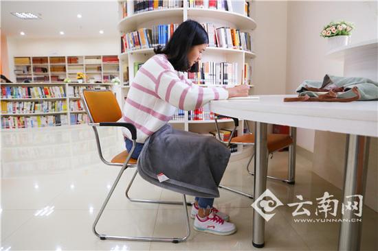 云南一高校图书馆为学生免费提供小毛毯