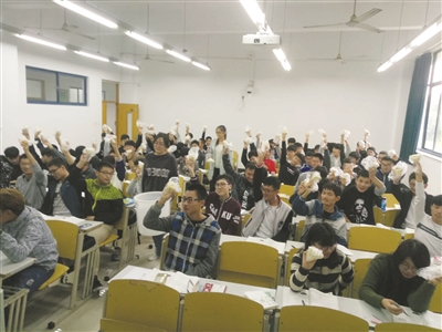 常州高校网红老师趣味教学 上课给学生发包子吃