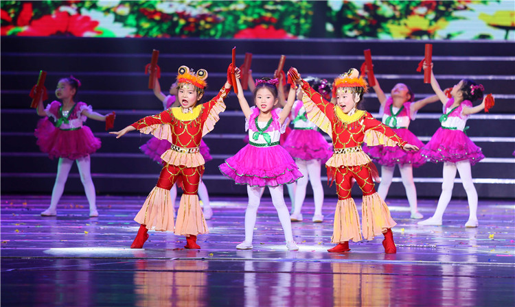 5曲艺组合《金鸡唱吉祥》 郭幸福摄影.jpg