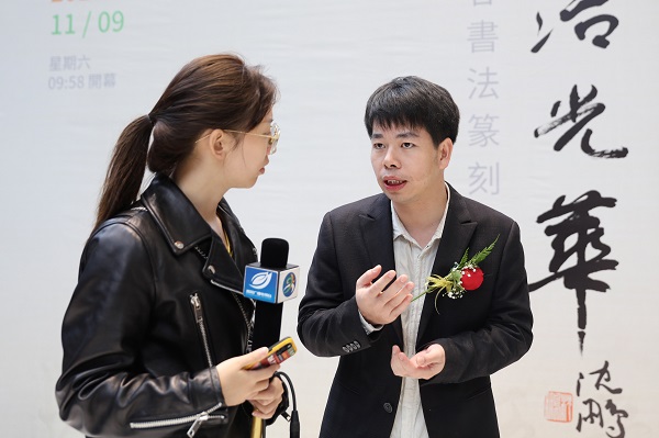 24.徐老师接受直播贵阳的采访.JPG