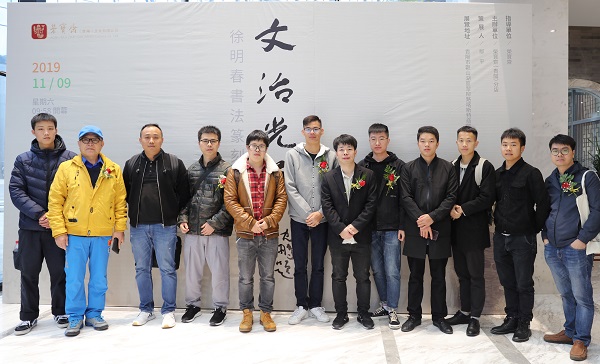 4.徐明春老师与学生们合影.JPG