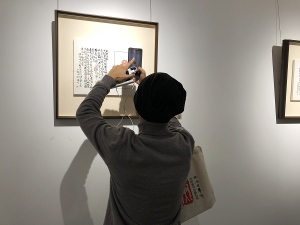 22.学生们在展览中讨论01.jpeg
