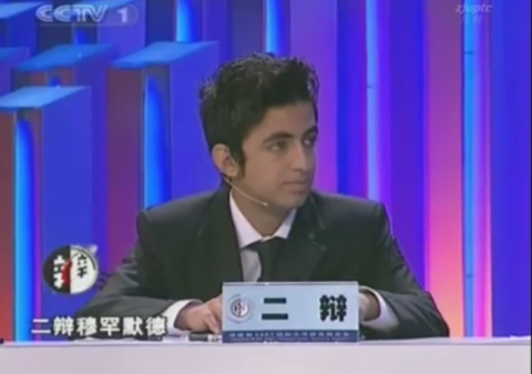 2007年,穆小龙代表开罗大学中文系参加CCTV电视台的国际大学群英辩论会，抢眼的表现令他获得了“最佳辩手”荣誉 。
