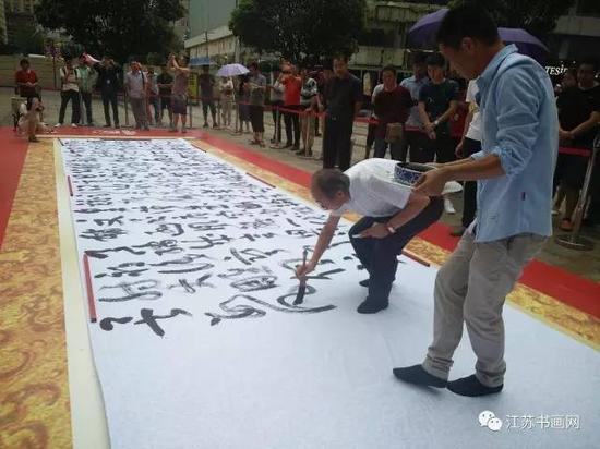 着名书法家刘灿铭在南京新百现场书写巨幅