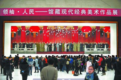 观众参观《新中国诞生》。孙钺
