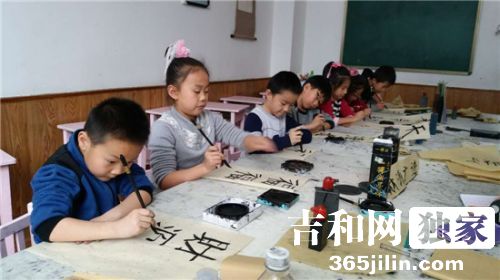 延吉市烟厂社区开展“庆双节书画比赛”